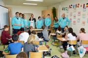 Projektleiter Michele Salvatore (links) stellt sich und die Coaches den Primarschulkindern vor. (Bild: Mario Testa)