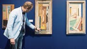 Kurator Heinz Stahlhut deutet auf «Plan et nu dans une intérieure» (1931) von Serge Brignoni. (Bild: Eveline Beerkircher, Luzern, 29. Oktober 2019)