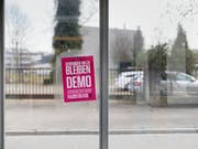 Flyer für eine Demonstration gegen Rassismus: Ein Schweizerpass schützt nicht vor Diskriminierung. Auch Schweizerinnen und Schweizer mit Migrationshintergrund werden in verschiedenen Lebensbereichen benachteiligt. (Bild: KEYSTONE/GAETAN BALLY)