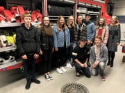 Die Erstfelder Jungbürgerinnen und Jungbürger besichtigen das Feuerwehrlokal. (Bild: PD)