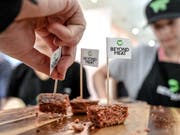 Der Hersteller von Fleischersatz-Produkten Beyond Meat hat im abgelaufenen Geschäftsquartal einen kleinen Gewinn erwirtschaftet. (Bild: KEYSTONE/EPA/SASCHA STEINBACH)