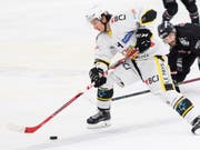Jonathan Hazen (am Puck) erzielte das Overtime-Siegestor von Ajoie gegen Visp (Bild: KEYSTONE/JEAN-CHRISTOPHE BOTT)