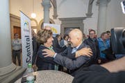 Die bisherige Luzerner Nationalrätin Ida Glanzmann-Hunkeler, links, CVP, und der neu gewählte Nationalrat Roland Fischer, rechts, GLP. Bild: Urs Flüeler/Keystone)
