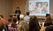 Regierungsrätin Barbara Bär begrüsst die Teilnehmer der Fach- und Vernetzungsveranstaltung. (Bild: PD)