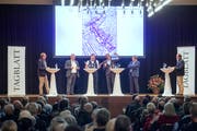 Befürworter und Gegner werfen sich gegenseitig vor, Fakten zum Millionenprojekt zu verdrehen. Am «Tagblatt»-Podium diskutierten Thomas Müller und Raphael Frei (Pro) sowie Felix Gemperle und Lukas Reichle (Contra). Das Gespräch leiteten Ostschweiz-Redaktor Marcel Elsener und Leiter Stadtredaktion Daniel Wirth. (Bild: Urs Bucher)