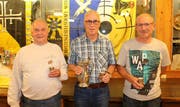 Das Podest in der Jahresmeisterschaft: Sieger Bernhard Gisler, flankiert von Felix Arnold (2., links) und Peter Bauhofer. Bild: PD