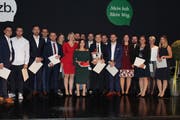 Die erfolgreichen Absolventinnen und Absolventen des Lehrgangs Betriebswirtschafter/-in HF. (Bild: PD)