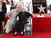 Späte Ehrung in Hollywood: Die 91-jährige Regisseurin Lina Wertmüller ist mit einem Stern auf dem berühmten «Walk of Fame» ausgezeichnet worden. (Bild: KEYSTONE/EPA/NINA PROMMER)