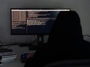 Cyber-Kriminelle erfinden immer neue Tricks. Doch auch alte Maschen haben Erfolg. Die Zahlungen von Sextortion-Opfern haben weiter zugenommen. (Bild: KEYSTONE/STR)