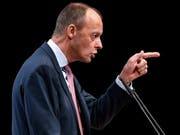 Bei der Suche nach den Ursachen für die Krise der CDU zeigt Friedrich Merz demonstrativ auf Bundeskanzlerin Angela Merkel. (Bild: KEYSTONE/EPA/SASCHA STEINBACH)
