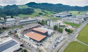 Die Ernst Sutter AG (rechts oben) liefert ab Ende Jahr auch Wärmeenergie an die City-Garage AG (Bildmitte). (Bild: Benjamin Manser -12. Juni 2017)