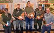 Die besten Hubertusschützen und Wappenscheibengewinner; von links: Quido Murer, Flavio Herger, Sieger Karl Püntener, Falk Mahrow und Damian Baumann. (Bild: Georg Epp, Wassen, 26. Oktober 2019)