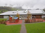 In dieser Tennishalle in Unterwasser SG fand im Oktober 2016 ein Konzert mit 5000 rechtsextremen Besuchern statt. Solche Anlässe will die St. Galler Regierung in Zukunft verbieten (Archivbild). (Bild: KEYSTONE/GIAN EHRENZELLER)