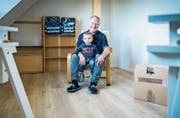 Reto Brändle und Sohn Nevio sitzen in einem der frisch renovierten Zimmer.Bild: Reto Martin
