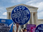 Gegner von Abtreibungsverboten protestieren vor dem obersten US-Gericht in Washington im Mai. (Bild: KEYSTONE/EPA/SHAWN THEW)