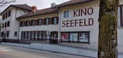 Das Kino Seefeld in Sarnen mit dem früheren Restaurant Hirschen (ganz links). (Bild: Markus von Rotz, Sarnen, 2. April 2019)