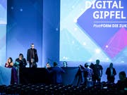 Deutschlands Wirtschaftsminister Peter Altmaier ist beim Digitalgipfel in Dortmund beim Gang von der Bühne gestürzt - nach dem Unfall schirmen Helfer ihn mit schwarzen Laken ab. (Bild: KEYSTONE/AP DPA/BERND THISSEN)