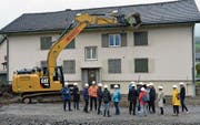 Einsatz für den Abbruch-Bagger am Spatenstich für die Fliegersiedlung. (Bild: Martin Uebelhart, Stans, 29. Oktober 2019)
