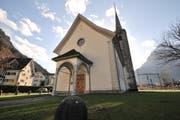 Die alte Kirche in Flüelen wird zum Ausstellungsort der verschiedenen Kunstwerke. (Bild: Urs Hanhart)