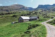 Die Kinder des Sonderschulheims Hochsteig in Lichtensteig übernachteten für ein Gruppenprojekt in einer einfachen Alphütte beim Selun. Andere Ausflüge führten die Schülerinnen und Schüler über Wanderwege durch ein Hochmoor (rechts). (Bild: PD)