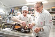 Ein Bild aus früheren Zeiten: Urs Köppel hatte in seinem Betrieb immer wieder Lehrlinge ausgebildet. (Bild: Donato Caspari)