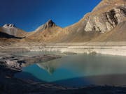 Aus dem Fotoband «Stau Werke»: der halbleere Muttsee und das Hinter Sulzhorn. (Bild: Simon Walther)