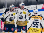 Jubel bei Ambri im Derby. Von links: Bryan Flynn, Jannik Fischer, Christian Pinana (Bild: KEYSTONE/Ti-Press/SAMUEL GOLAY)