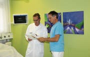 Robert Einsle (links, Co-Chefarzt Medizin) und Thomas Müller, Präsident der Obwaldner Hausärztevereinigung OW-Cura, in einem Behandlungszimmer der hausärztlichen Notfallpraxis. (Bild: Matthias Piazza, Sarnen, 29. Oktober 2019)