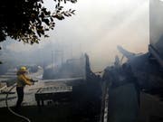 Die Buschfeuer in Kalifornien erreichen Los Angeles und trieben am Montag (Ortszeit) auch Prominente aus ihren Villen. (Bild: KEYSTONE/AP/MARCIO JOSE SANCHEZ)