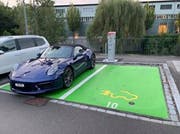 Der Porsche auf dem E-Parkplatz. (Bild: Facebook)