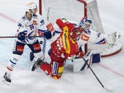 Hart gearbeitet und belohnt: Biels Torschütze Mike Künzle macht Druck auf das Tor der ZSC Lions mit Dario Trutmann und Goalie Lukas Flüeler (Bild: KEYSTONE/PETER SCHNEIDER)