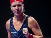 Kiki Bertens ballt die Faust: Sie schlägt die Weltnummer 1 Ashleigh Barty (Bild: KEYSTONE/EPA/ALEX PLAVEVSKI)