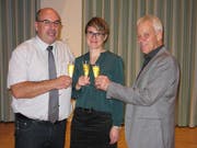 Rolf Zimmermann, Angelika Schweizer und Hans Bodenmann stossen auf den Zusammenschluss ihrer drei evangelischen Kirchgemeinden an. (Bild: PD)