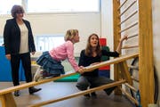 Fachstellenleiterin Silvia Felber (links) mit Lisa und ihrer Mutter Franziska Gut. (Bild: Dominik Wunderli, Sursee, 11. April 2019)
