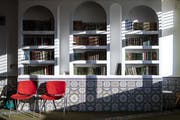 Blick in die Dar-Assalam-Moschee in Kriens, hier ein Regal mit Koran-Ausgaben. (Bilder Alexandra Wey/Keystone)