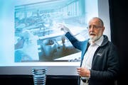Ingenieur und Historiker Anton Heer präsentiert den FFA-Bildbestand im St.Galler Staatsarchiv. (Bild: Ralph Ribi)