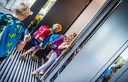 Im Schulzimmer wartet die Lehrerin: Die grosse Mehrheit der Lehrkräfte in der Primarschule sind Frauen. (Bild: Andrea Stalder)
