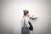Buch kombiniert mit Obearmknochen aus Holz.