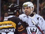 Berns Thomas Rüfenacht und Freiburgs Ex-Berner Philippe Furrer tauschen Freundlichkeiten aus (Bild: KEYSTONE/ANTHONY ANEX)