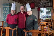 Der Gründer des Chinesischen Restaurants Jialu, Lukas Achermann (mitte) übergibt sein Betrieb an seine Köche Zhedong Chen (links) und Haihua Zhang. (Bild: Boris Bürgisser, Hochdorf, 18. Oktober 2019)