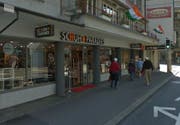 Wo an der Zürichstrasse 4 in Luzern bisher Schuhe verkauft wurden, werden schon bald Kaffeespezialitäten serviert. (Bild: Google Maps)