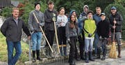Acht Schülerinnen und Schüler putzten in den Herbstferien den Kübach. (Bild: pd)