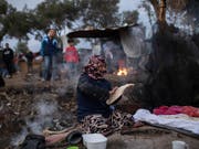Die Schweiz liefert 600 wintertaugliche Zelte auf die griechische Insel Lesbos, wo im Durchgangszentrum Moria wegen unzureichender Infrastruktur schwierige Bedingungen herrschen. (Bild: KEYSTONE/AP/PETROS GIANNAKOURIS)
