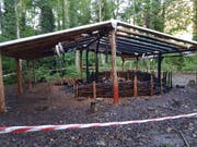 Der Waldkindergarten Alpnach ist in der Nacht auf Donnerstag, 3. Oktober nach 2017 zum zweiten Mal abgebrannt. (Bild: PD)