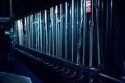 Blick hinter die Kulissen desTheaters St.Gallen: Mit den 20 Handseilzügen werden Bühnenelemente bewegt. (Bild: PD)