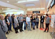 Gewerbler aus Rickenbach und Wilen lassen sich im Coop Breite über die Zukunftspläne fürs Einkaufszentrum informieren. (Bild: Christoph Heer)