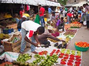 Händler verkaufen auf dem Markt von Stone Town ihre frische Ernte. Bild: Getty Images