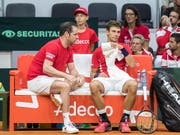Das Schweizer Davis-Cup-Team um Captain Severin Lüthi trifft im März auf Peru (Bild: KEYSTONE/EPA/JAKUB GAVLAK)