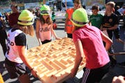 Jung und Alt hat sich in den verschiedensten Spielen im Aschoren in Flüelen gemessen. (Bild: PD)