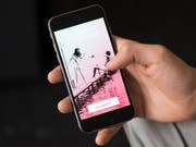 Betrügerische Liebe aus dem Internet: Die Schweizer Polizei und die Kriminalprävention haben am Dienstag eine landesweite Kooperation gegen den modernen Liebesschwindel lanciert. (Bild: KEYSTONE/CHRISTIAN BEUTLER)